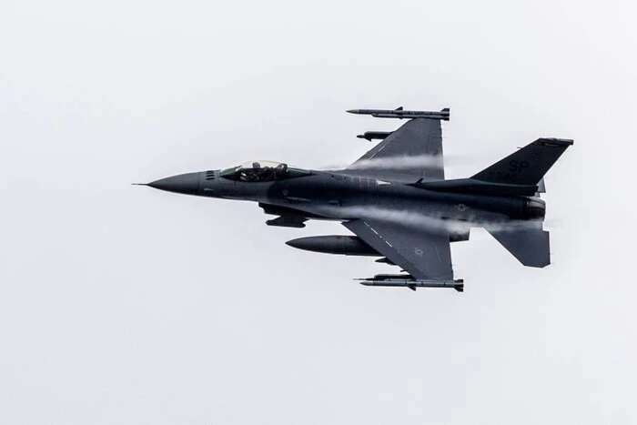 Фото сбитого самолета F-16