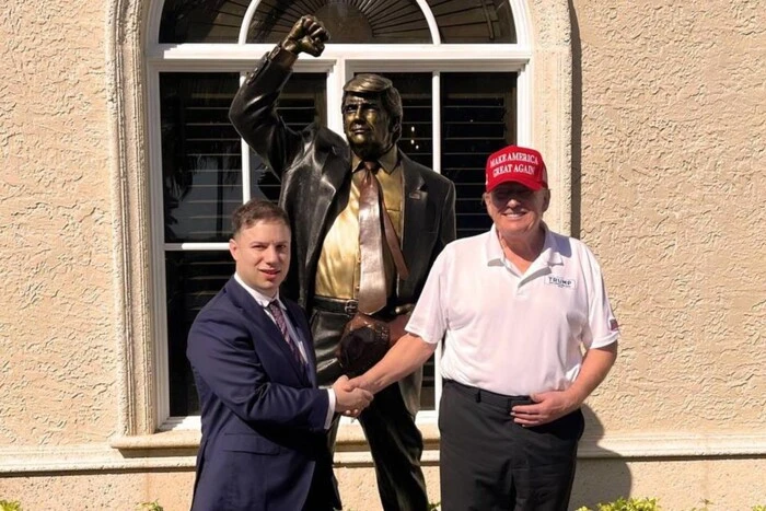 Пам'ятник Трампу в подарунок