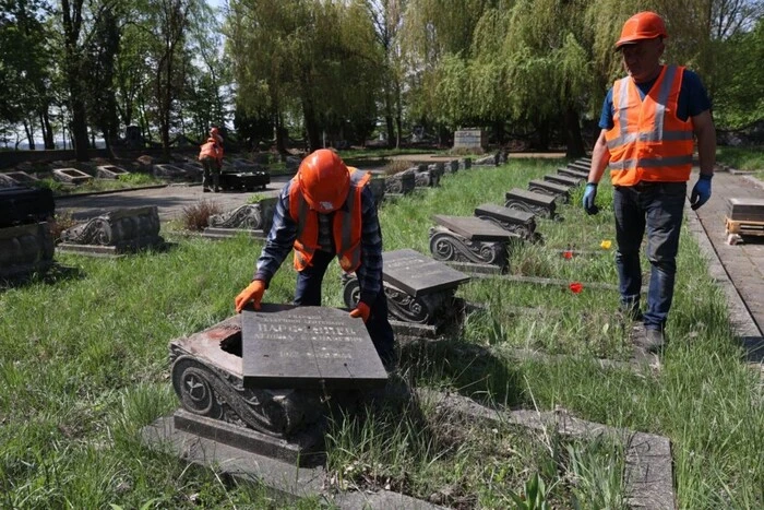 Ексгумація останків радянських солдат у Львові