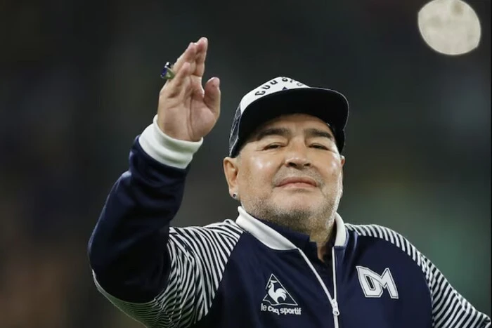 Photo of Maradona accompanied by doctors