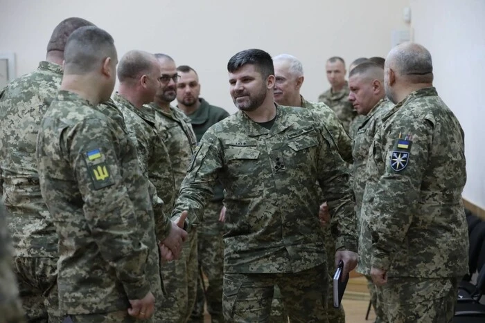 Група солдат військового корпусу обговорює тактику