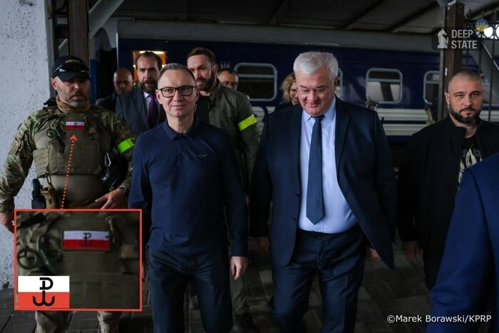 Ochroniarz Dudy przyjechał na Ukrainę z niejednoznacznym haftem i wywołał dyskusję w sieci