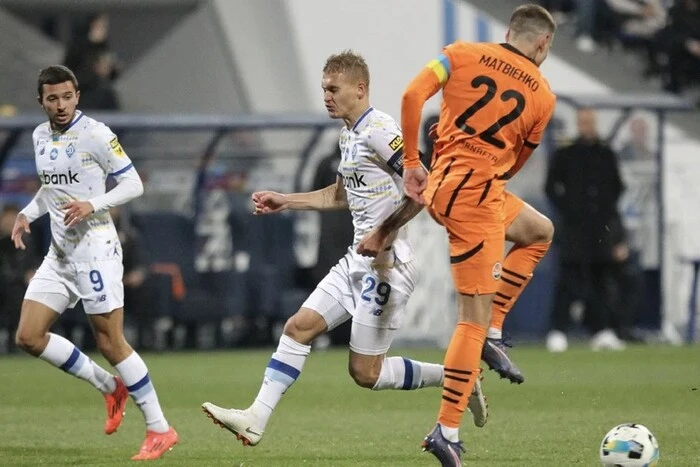 Players of Dynamo and Shakhtar compete for the ball