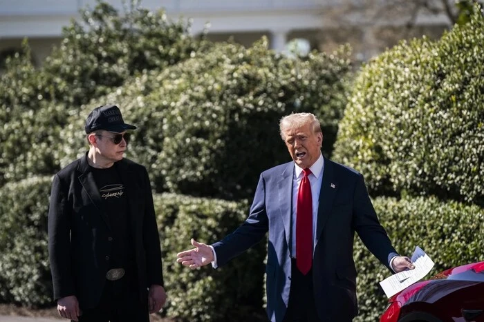 Trump überblickt die Entscheidungen von Musk und seinem Ministerium trotz ihrer
