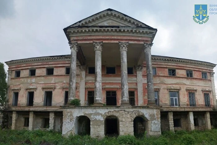 Der alte Palast aus dem 18. Jahrhundert in der Region Winnyzja wurde der Gemeinde zurückgegeben