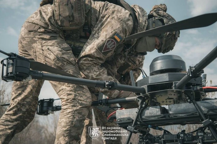 У військовій формі та зі зброєю
