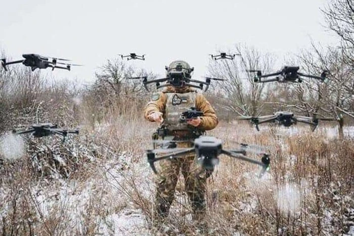 Украинские военные с помощью дронов