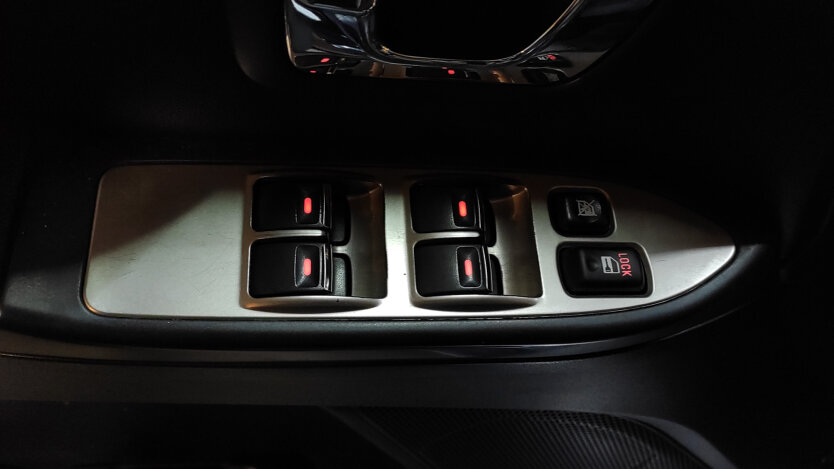 Car secret function: parallel window raising