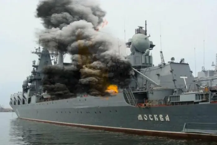 Военный корабль во время полета