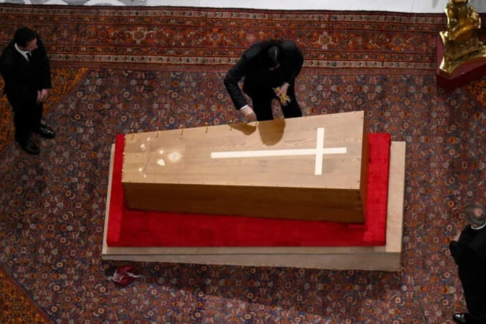 Im Vatikan fand die Abschiedszeremonie für Papst Franziskus statt: Der Sarg mit seinem Körper wurde geschlossen