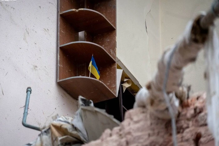 Вцілілий прапор на руїнах. Рятувальники показали фото з Сум