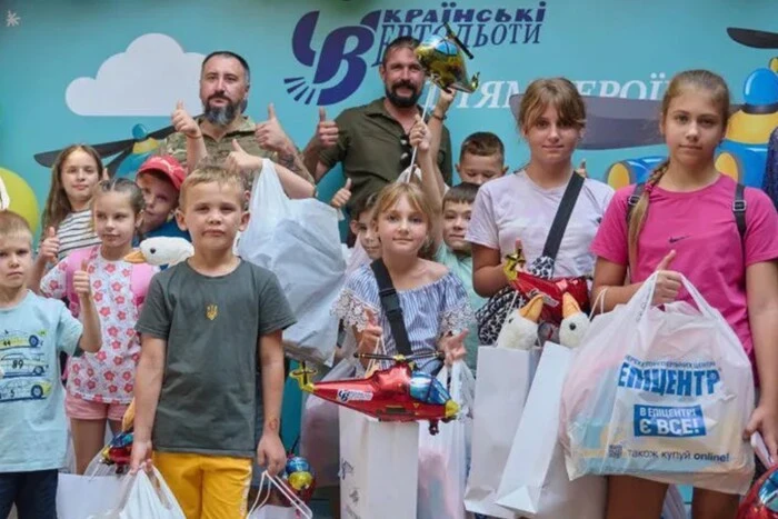Ukraińskie helikoptery pomogły dzieciom zmarłych Bohaterów przygotować się do szkoły