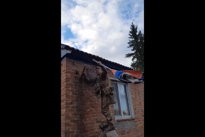 In der Region Kursk fiel eine weitere russische Flagge (Video)