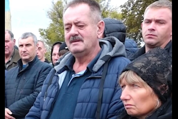 Семья погорельцев плачет на войне