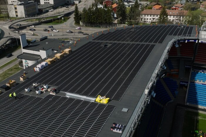 In Norwegen wurde das Stadion zur weltweit größten vertikalen Sonnenstromanlage (Foto)
