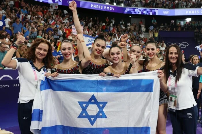 Artistic gymnasts prepare for army
