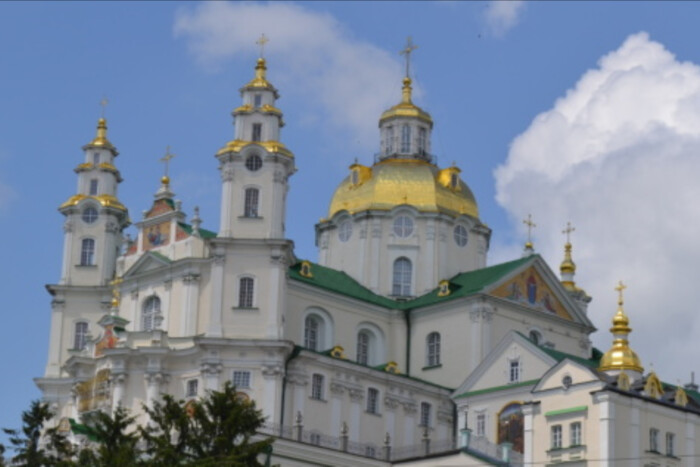 Die Moskauer Kirche setzt den ungesetzlichen Bau im Gebiet der Potschaev Lavra fort