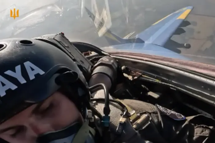 Siły powietrzne pokazały, jak ukraiński pilot zniszczył mosty w obwodzie kurskim (wideo)