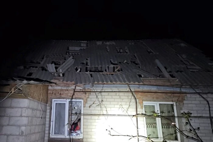 Поврежденное предприятие и дома ночью