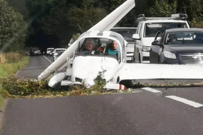 Samolot uderzył w ruchliwą drogę w Anglii