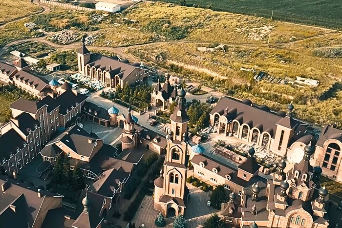 Anzeichen von Staatsverrat. Der SBU untersucht den Bau eines riesigen Klosters der Russischen Kirche in der Nähe von Kiew