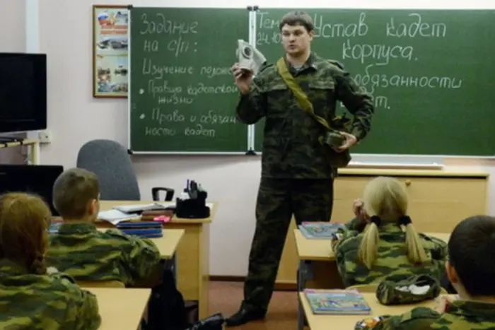 Kreml przygotowuje uczniów do wojny - brytyjska wywiad