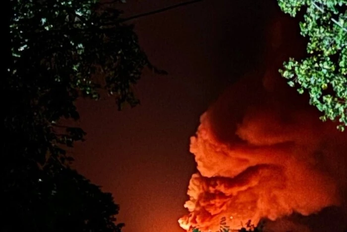Atak dronów na obwód woroneski: pożar i detonacja amunicji (wideo)