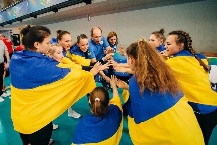 Ukrainian sitting volleyball players with bronze medals