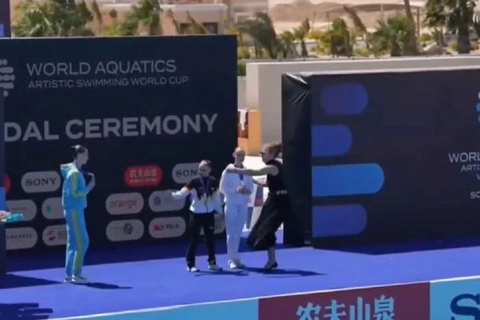 Ukrainian synchronizer does not take a photo with a Belarusian