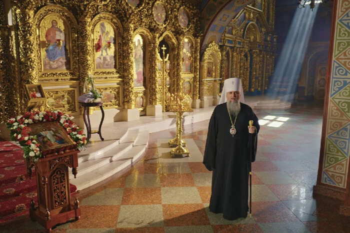 Metropolitan Epiphanius prays before the altar