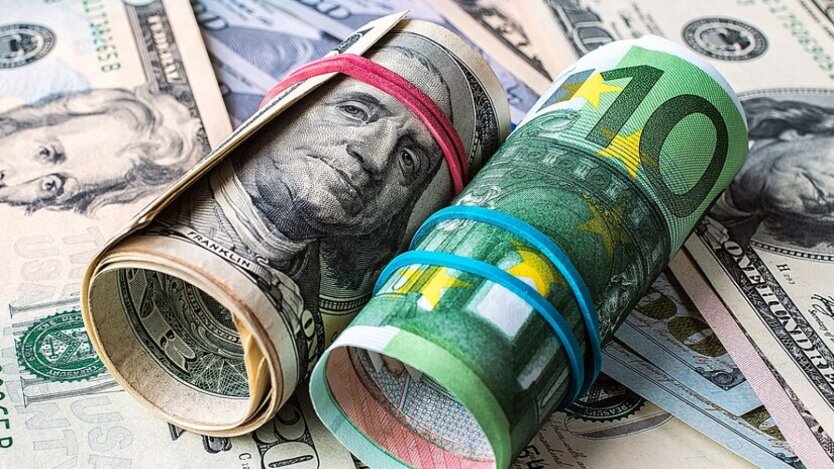Ukrainians are increasingly refusing cash dollars and euros: what are they buying now