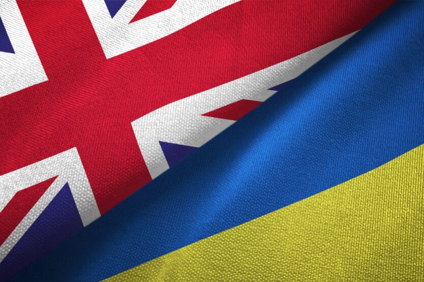 Міністр зображений разом з логотипом Британії
