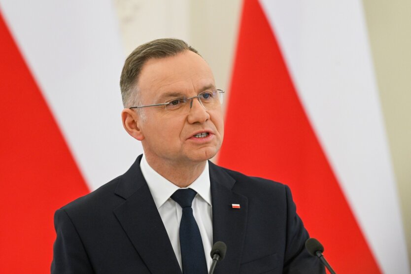 Дуда за столами та логотипами Європейського союзу