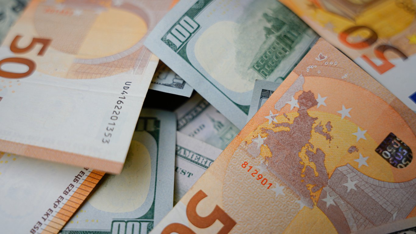 Wahania walutowe — czy warto teraz kupić euro i dolary