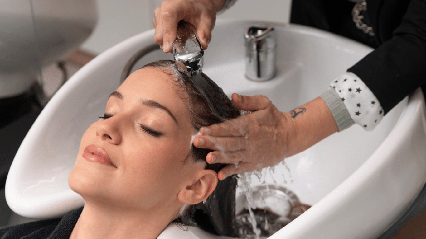 Wascht euch morgens nicht die Haare – warum das eine schlechte Idee ist