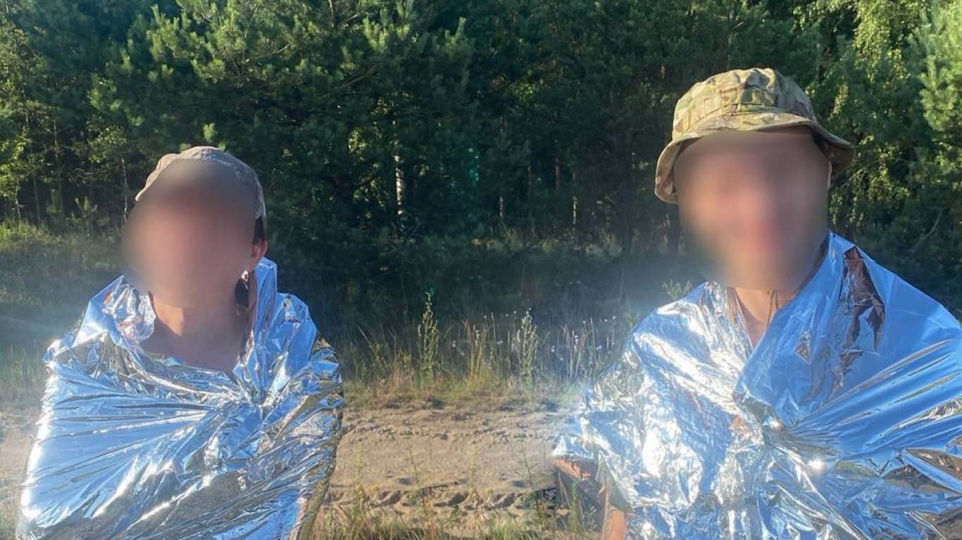 Заблукали в болотах — прикордонники піймали туристів-нелегалів