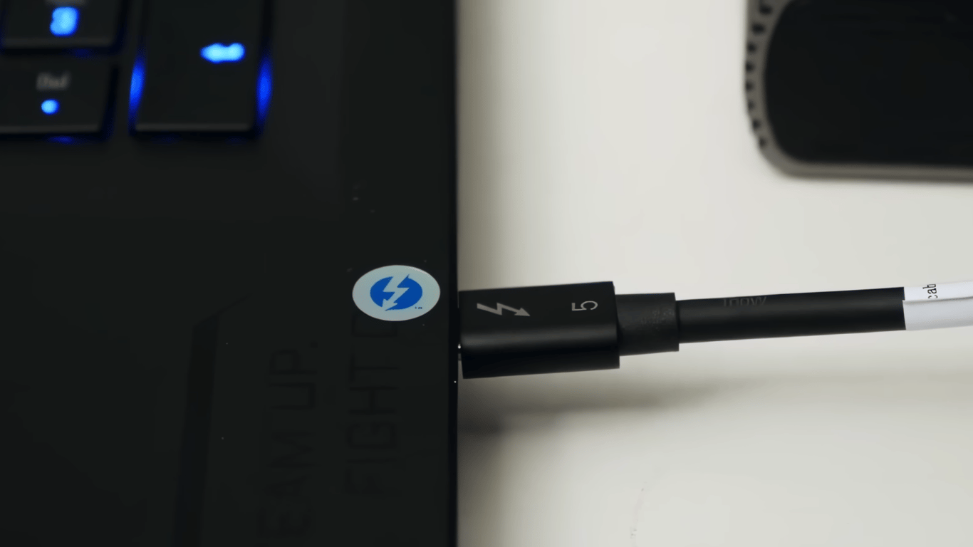 Nicht nur ein Symbol – was bedeutet der Blitz auf einem USB-Kabel