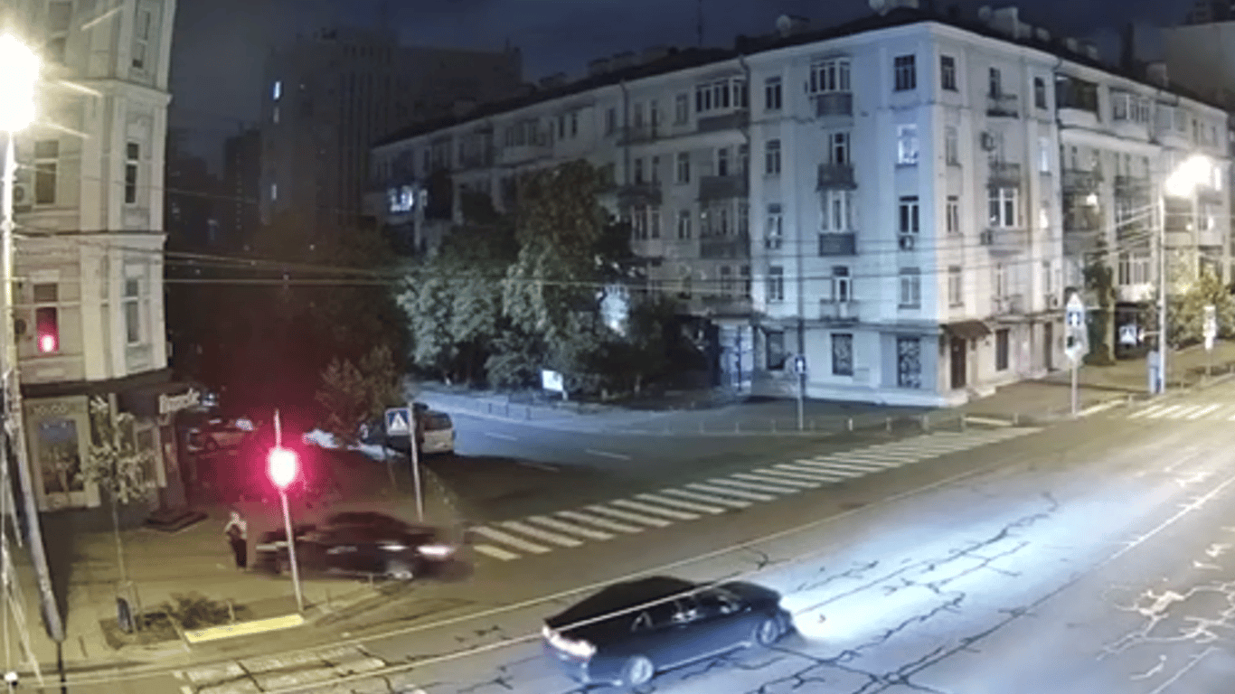 В Киеве сотрудник прокуратуры сбил женщину и скрылся с места ДТП