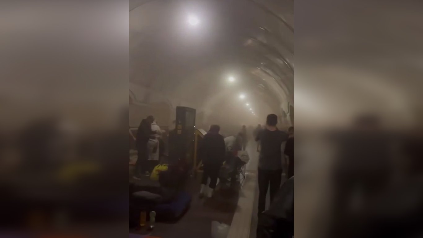 Na stacji metra Lukiwińska dym — masowy atak FR na Kijów