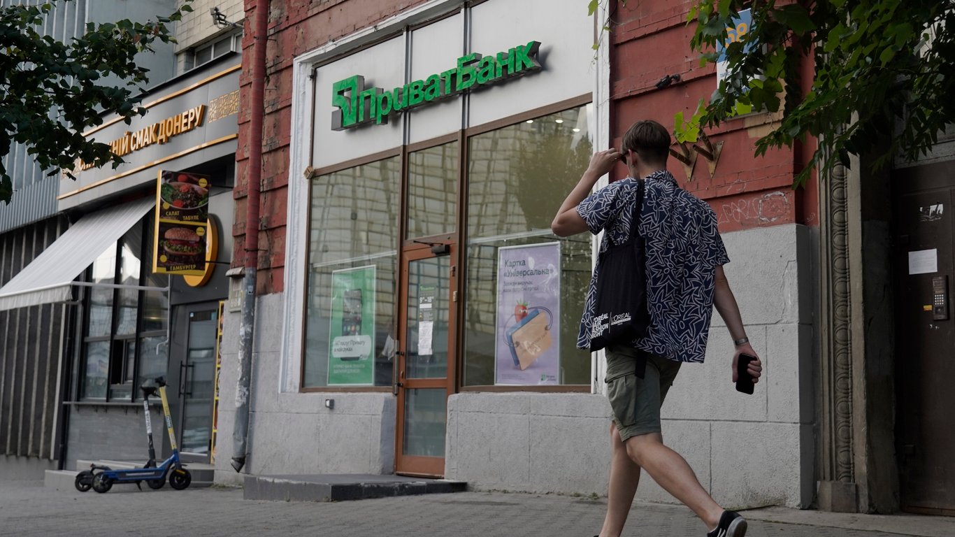 Долари та євро у ПриватБанку — скільки валюти можна купити