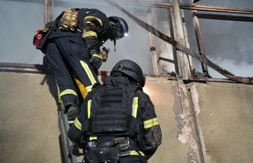 Пошкоджені будинки та пожежа на підприємстві
