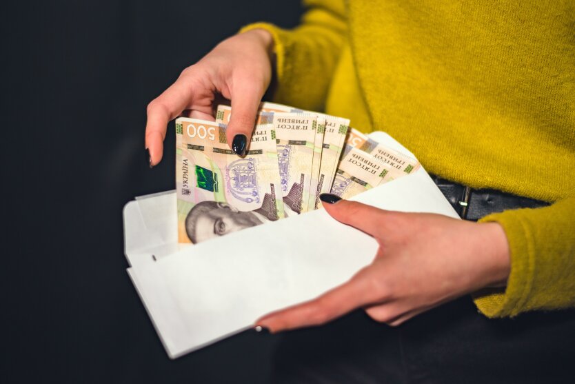 Картка-виплата 5000 доларів з прапором Швейцарії
